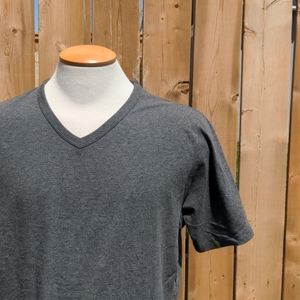 NWT - Basic v-neck t-shirt